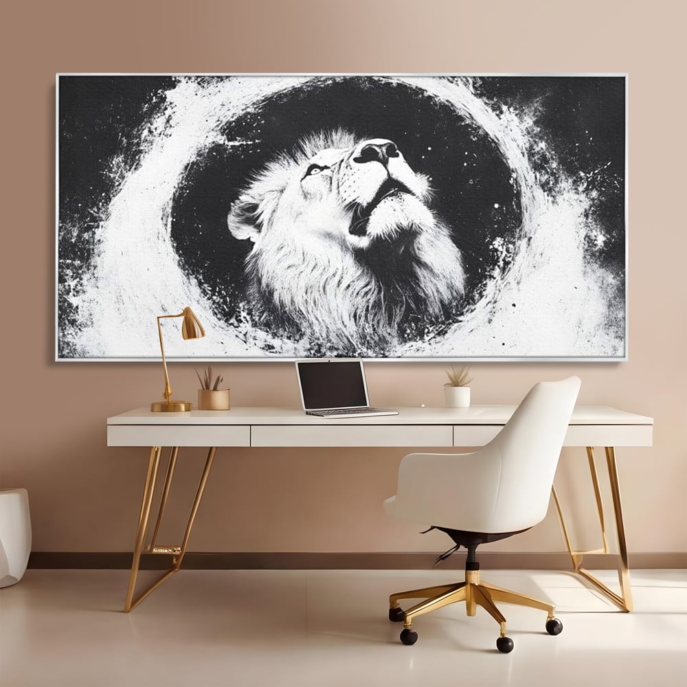 Tablou canvas cu tablou canvas cu leu alb si negru, in rama de aluminiu argintiu, pe perete intr-un birou